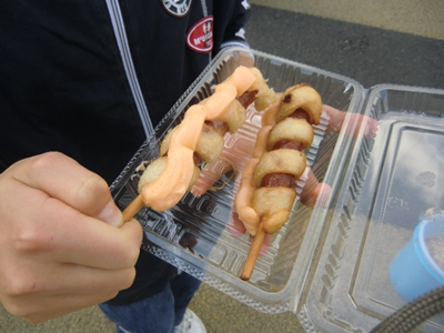 もちを食べに来ているのに「肉が食べたい」とふざけたことを言い放つ長男が選んだのは平泉農家茶屋の「ゴールデンブーバー」。フランクを餅で巻いているという表現で良いのでしょうか。2本で1人前で、長男曰く「一番お得感があった」そうです。