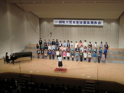 2番手の舞川小学校は3~5年生が2曲の合唱を披露。体全体を揺らして楽しさが伝わってきました。