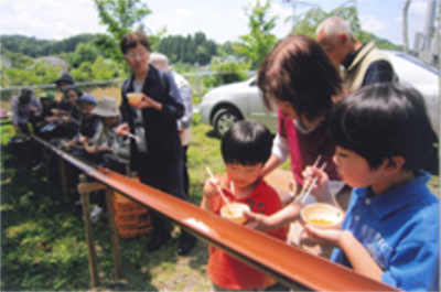 今年6月のお茶っこ飲み会 子ども達と一緒に流しそう めんを楽しみました