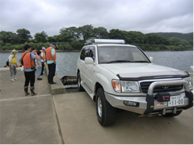 この車で川からボートを引き揚げます。サイドブレーキをおろす瞬間は緊張が走りますが、幸子さんの見事なアクセルワークで完璧な牽引でした。