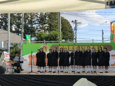 途中で指揮の先生が指揮棒をギターに持ち替えて、吉田山田の「日々」が始まりました。風で譜面が落ちたりしましたが、曲の雰囲気もあり感動的でした。