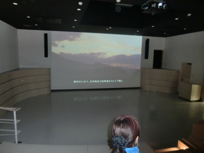最初のスポット骨寺村荘園遺跡の説明は、骨寺村荘園交流館(若神子亭)の中にある巨大スクリーンで見るDVDの上映から。