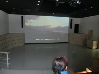 最初のスポット骨寺村荘園遺跡の説明は、骨寺村荘園交流館（若神子亭）の中にある巨大スクリーンで見るＤＶＤの上映から。 　