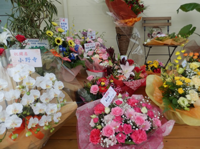 オープン初日、開店祝いのお花が玄関に飾られていました。