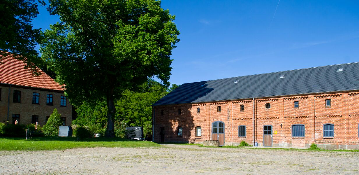 Gutshaus mit danebenliegendem Stallgebäude