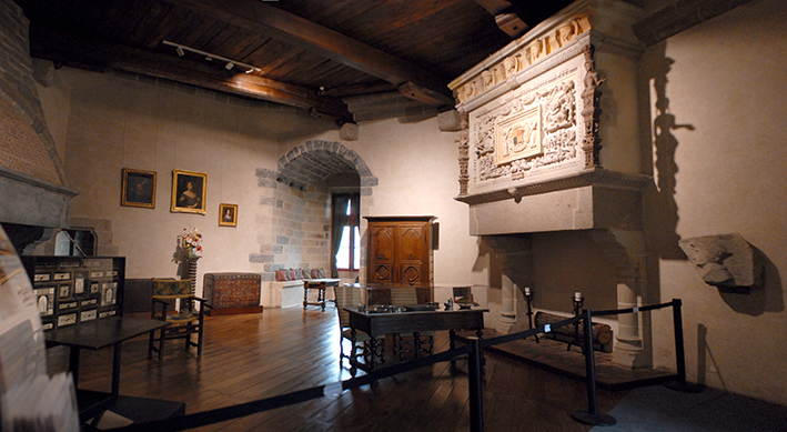 Passage par la salle du musée du château