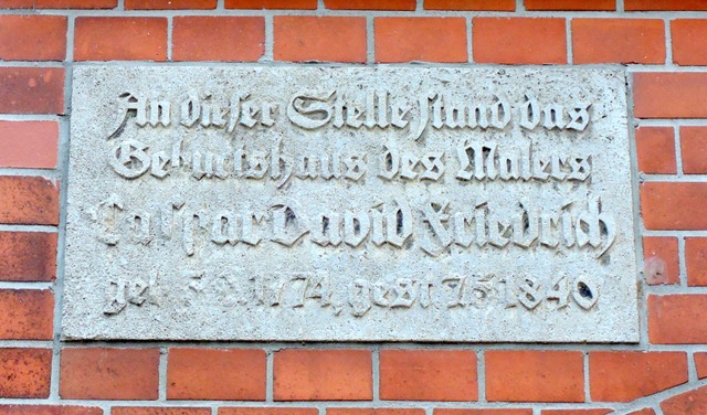 Gedenktafel für Caspar David Friedrich am Geburts- und Familienhaus der Friedrichs in der Lange Straße, Greifswald. Foto: Christoph Schumann, 2024