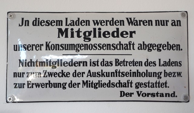 Nur für Mitglieder: Ladenschild im Hamburger Genossenschaftsmuseum. Foto: Christoph Schumann, 2025