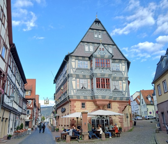 Miltenbergs gute Stube: Deutschlands ältester Gasthof "Zum Riesen" an der Hauptstraße. Foto: Christoph Schumann, 2025