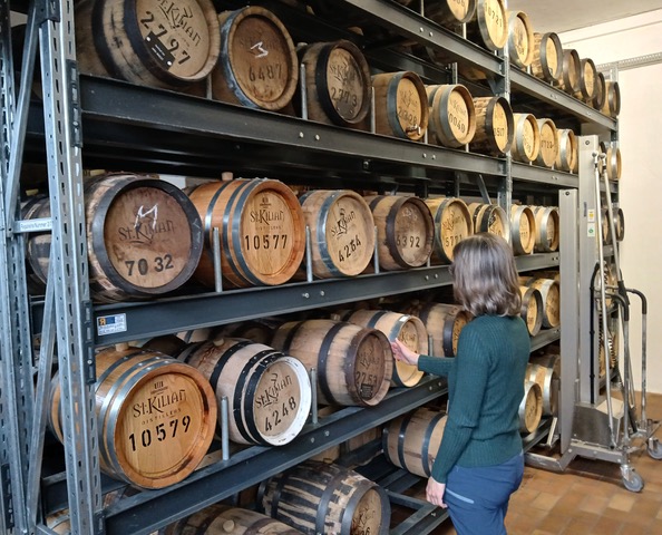 Flüssiges "Gold" in der Whiskydestillerie St. Kilian im kleinen Ort Rüdenau. Foto: Christoph Schumann, 2025