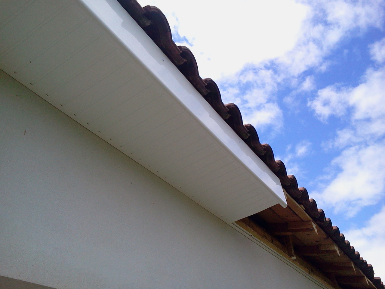 Pourquoi Refaire Les Dessous De Toit Et Les Gouttieres Alu Systemes G La Gouttiere Aluminium De Couleurs En Poitou Charentes