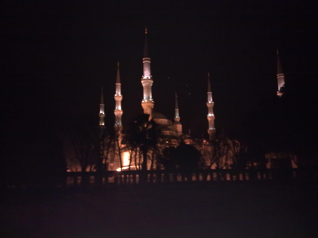 la mezquita azul de noche
