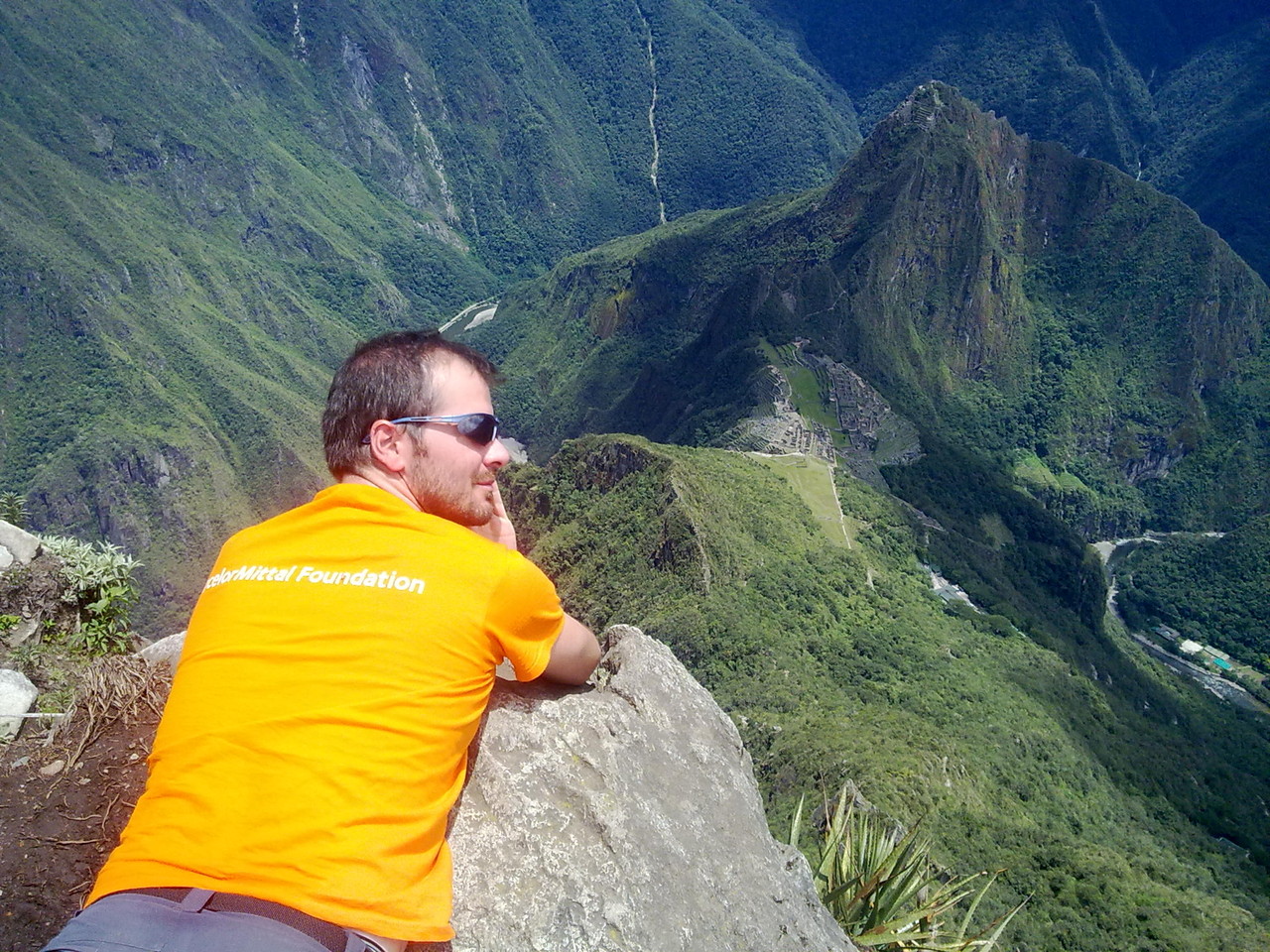 asomado a Machu Picchu 
