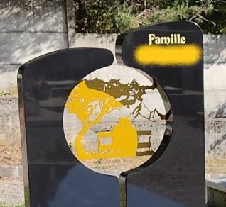 Monument funéraire en métal, stèle avec motif en métal, artisan créateur Français