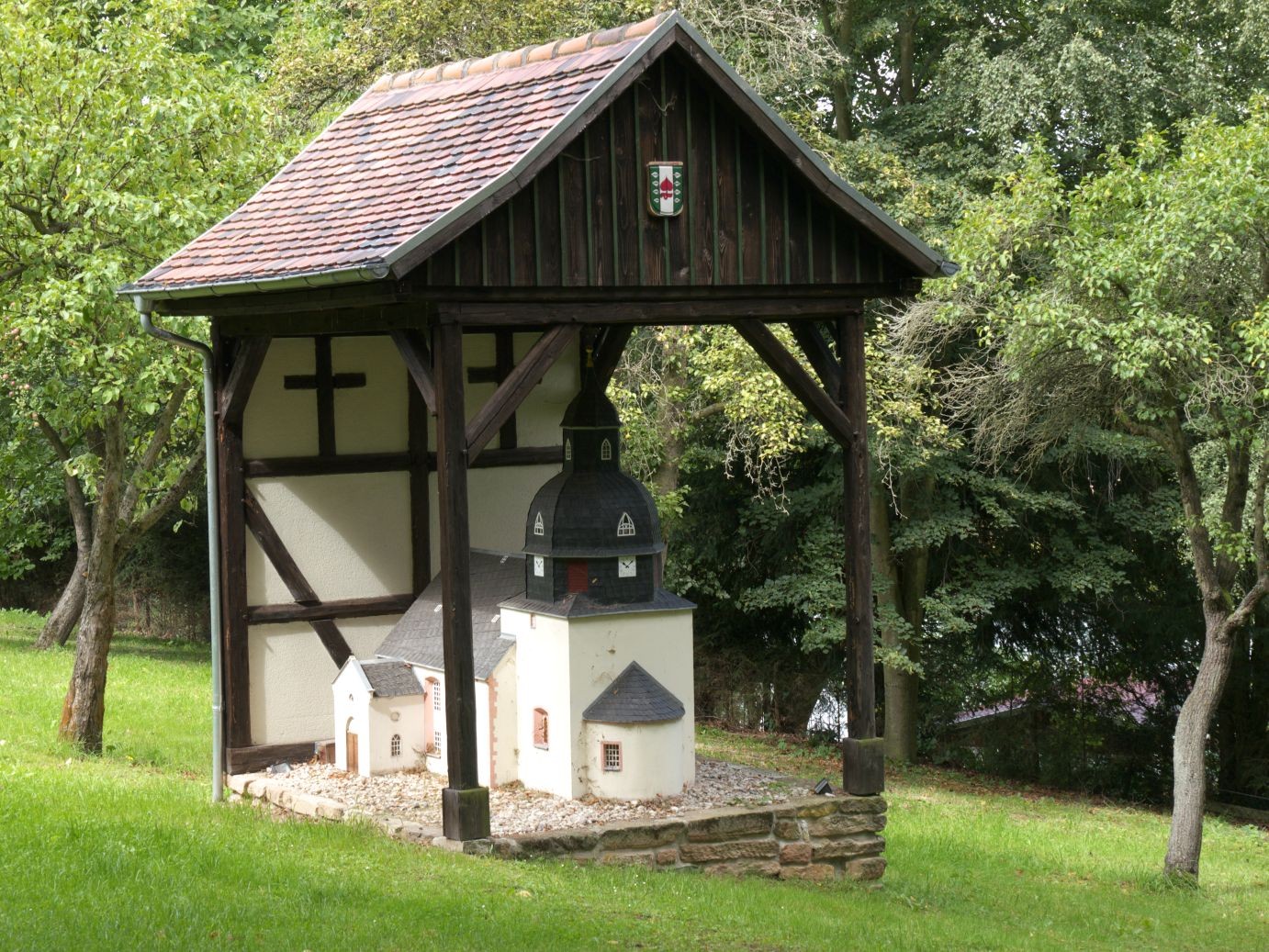 die Kirche en miniature am Pfarrhof in Linda 