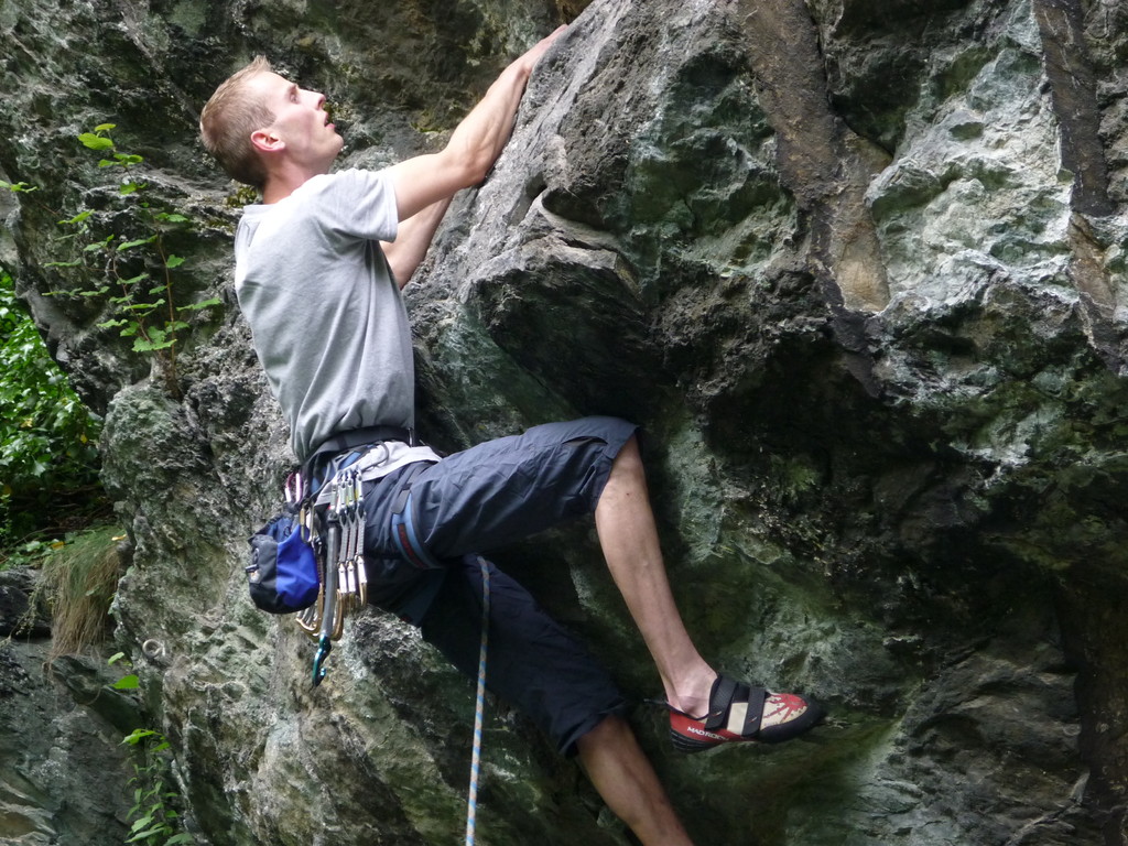 Georg Fischer bei seinem ersten Versuch, die Techno Route "Herbstweg" VI / A3 frei zu klettern (Vogtlandriff im Steinicht)