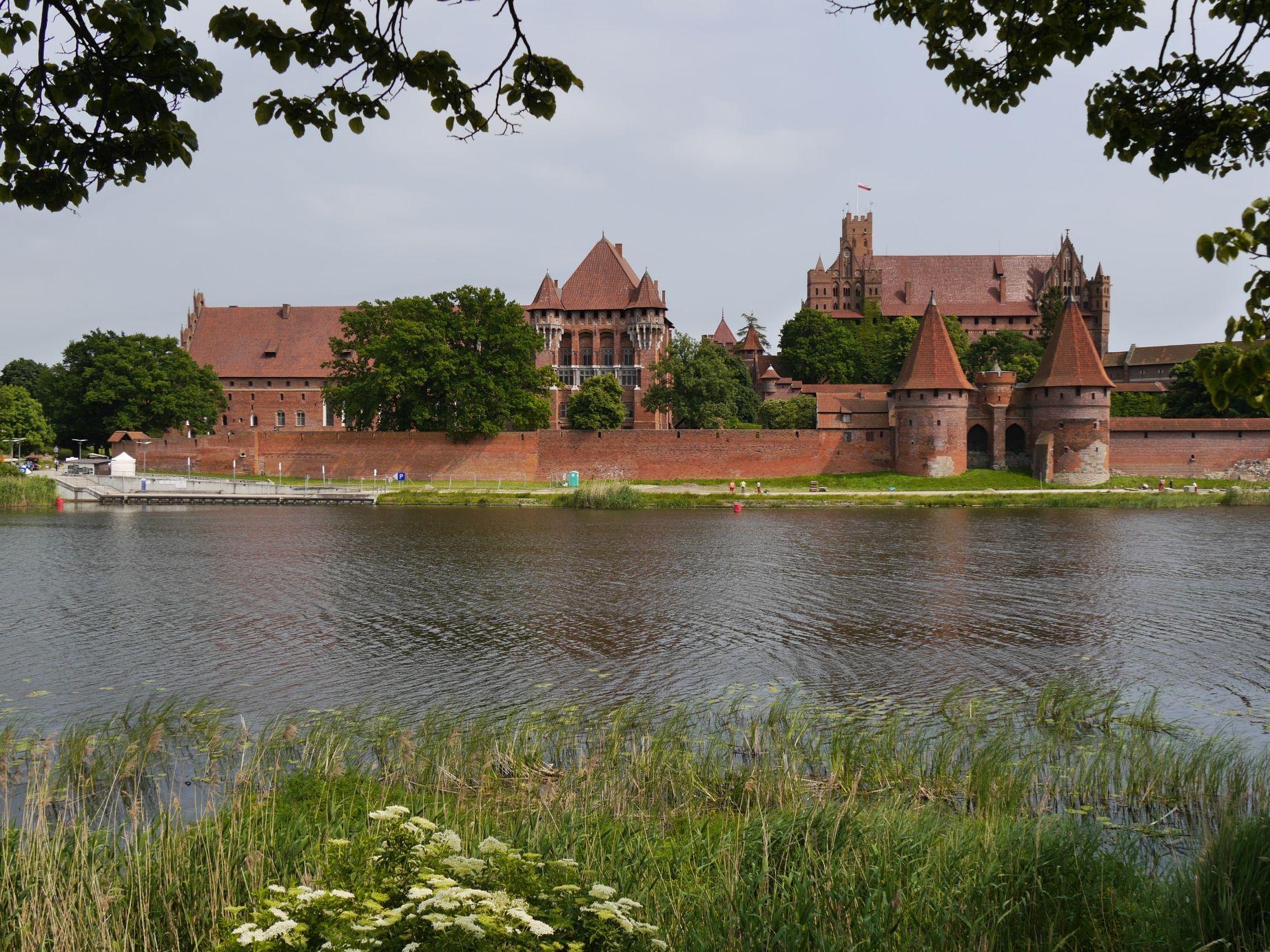 Die Ordensburg Marienburg über dem Fluss Nogat (Malborg)