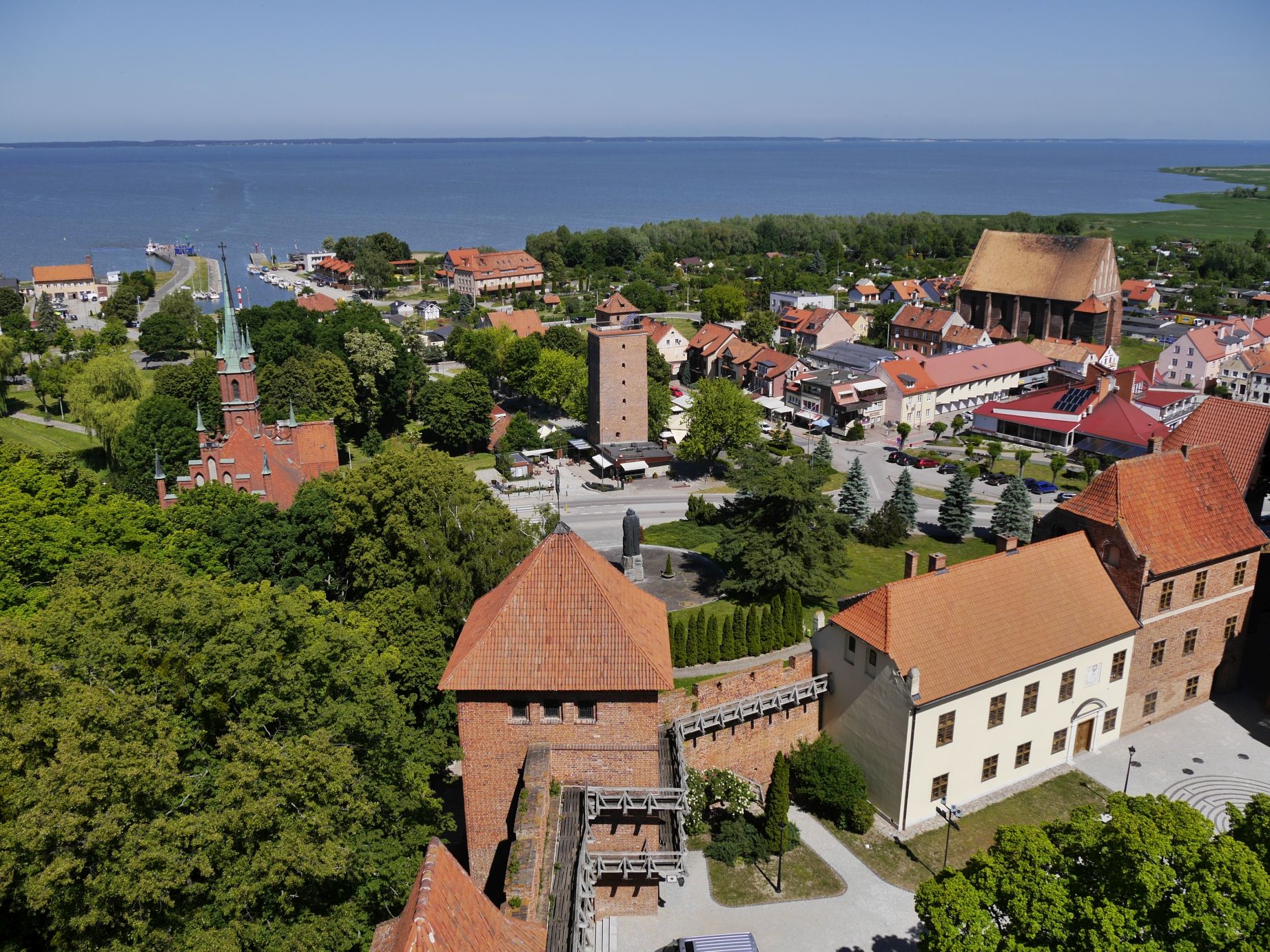 Blick vom Glockenturm über Frauenburg und das Frische Haff 