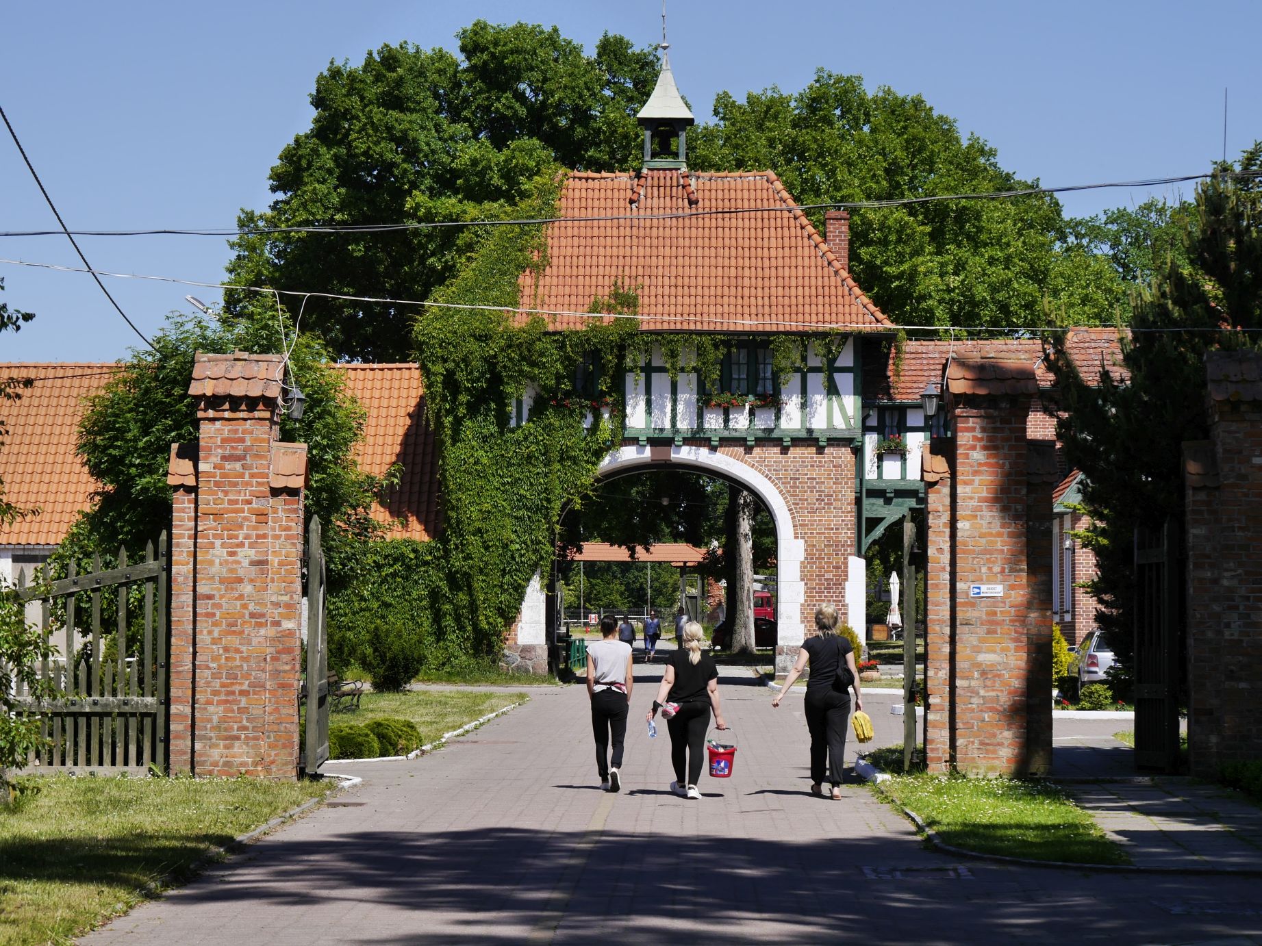 Eingang zum ehemaligen Pferdegestüt in Cadinen (Kadyny)