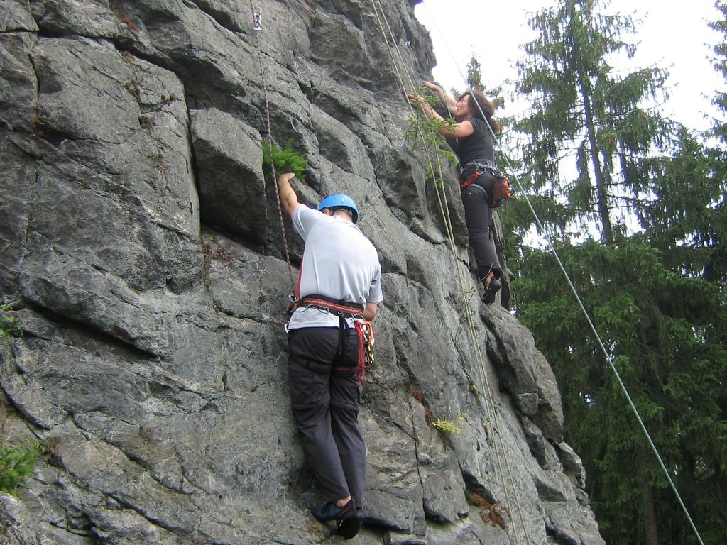 Klettern an der Teufelskanzel bei Greiz - Anja klettert in der "Nordostkante V" und Peter steigt die "Ostwand IV" empor (Foto Th. Rahm)