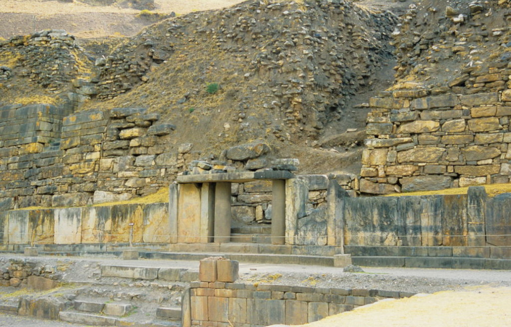 Osttor mit Vogelfries und runden Säulen (Complejo arqueológico Chavin de Huantar)