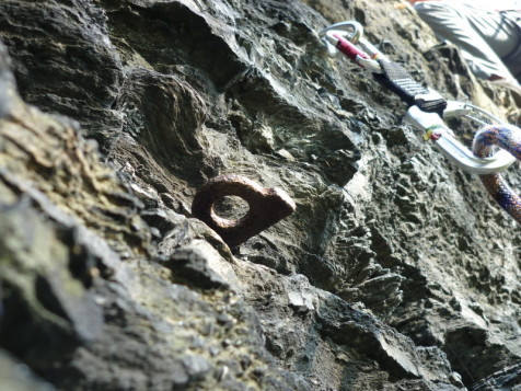 alte und neue Hakensicherung an der Großen Köhlerspitze (Klettergebiet unteres Göltzschtal)