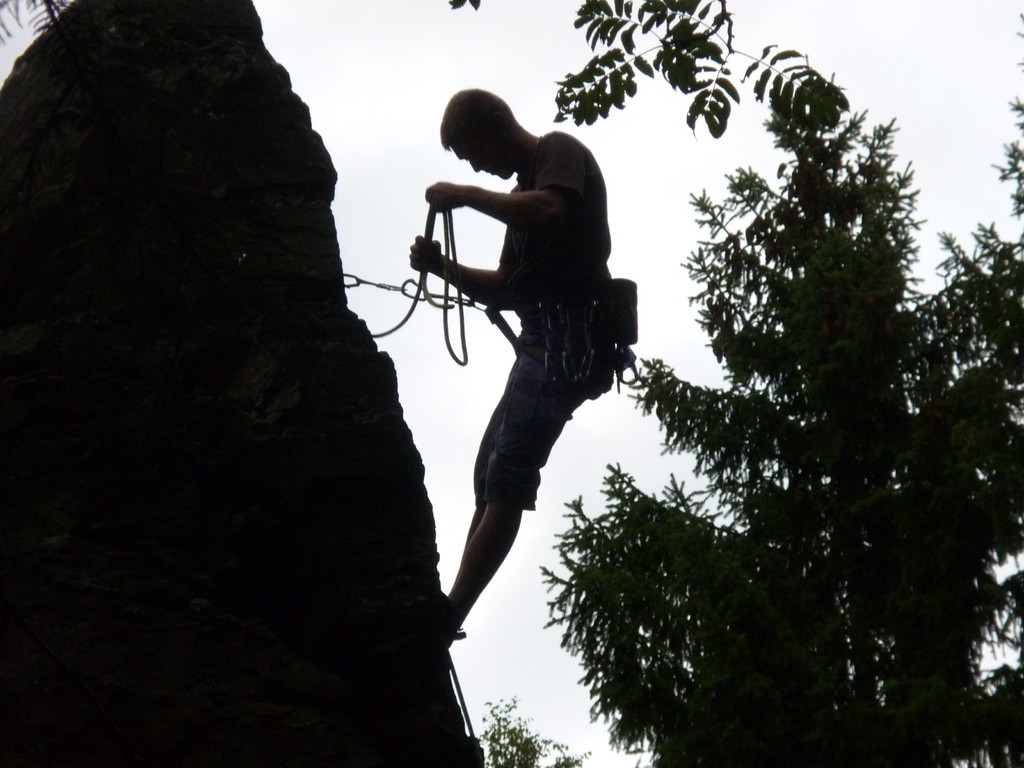 Florian beim Umbinden am Umlenker, ein "Kletterstillleben"