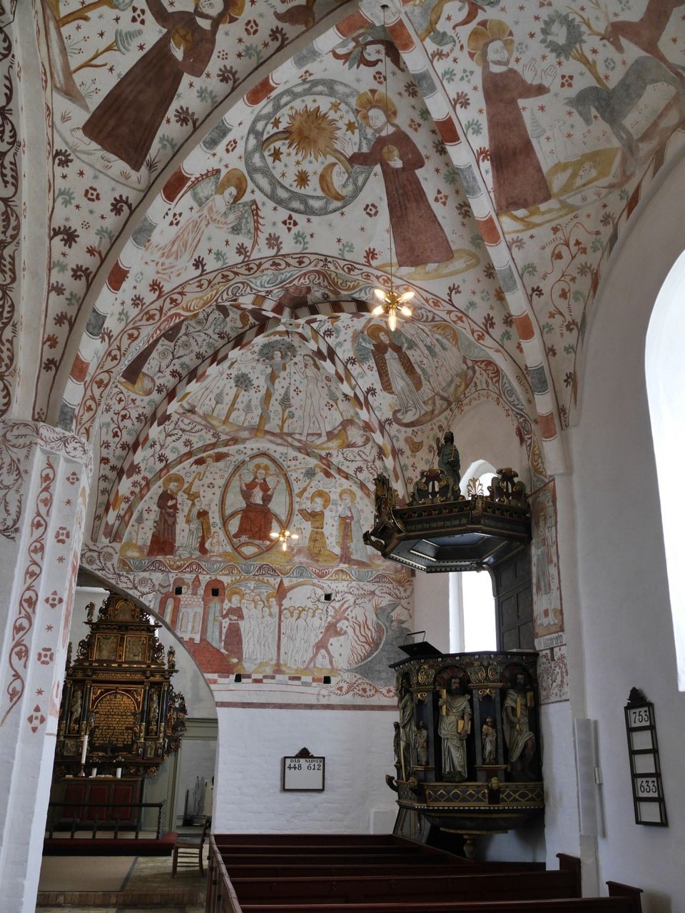 üppige Fresken in der Fanjefjord Kirche