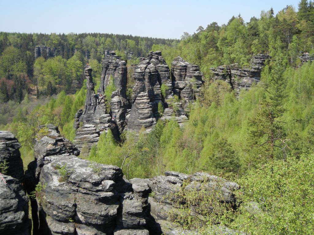 Blick vom Sonnenwendstein zu der Felsgruppe an den Herkulessäulen (Bielatal, Sächsische Schweiz)