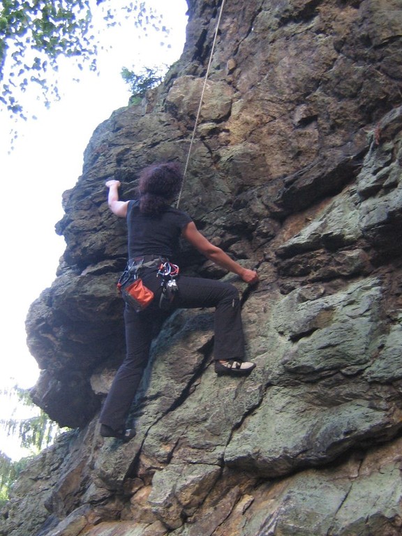 Klettern an der Teufelskanzel bei Greiz - Anja steil am Fels (Foto Th. Rahm)