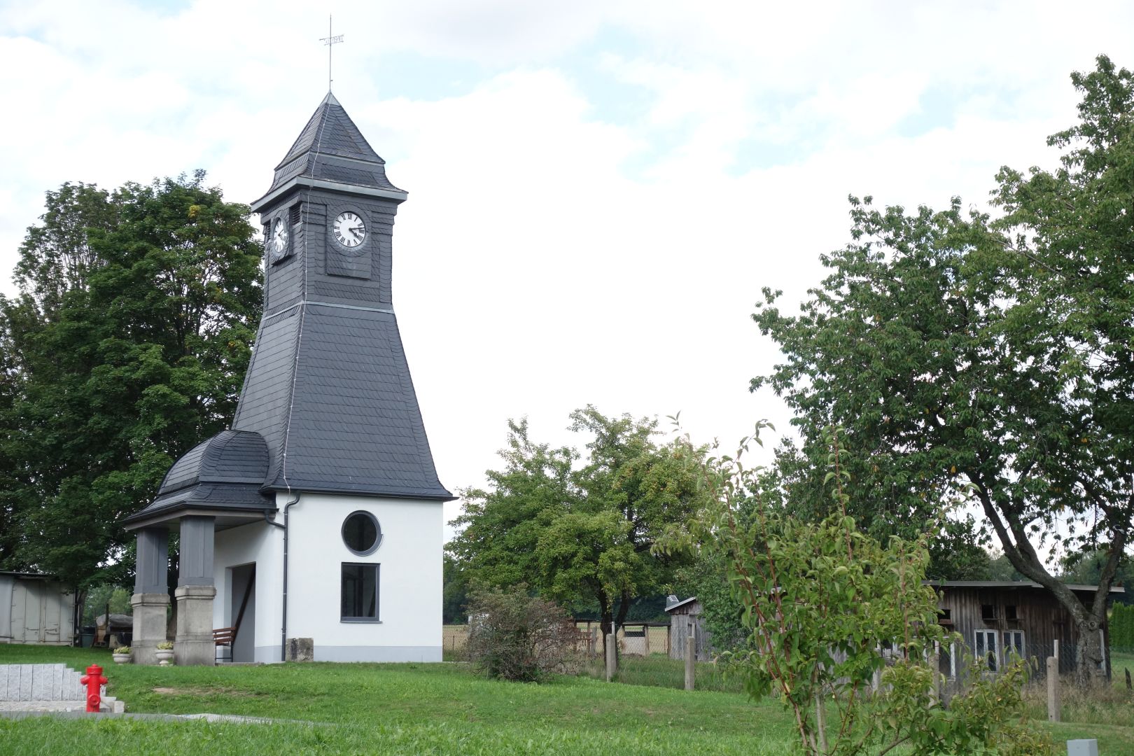 erhaltener Uhrenturm der alten Schule Rebesgrün