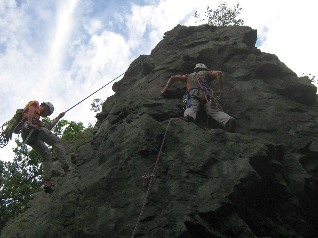 Klettern an der Teufelskanzel bei Greiz - Henry beim Abseilen und Jens steigt eine "Variante zur Nordostkante VI" (Foto Th. Rahm)