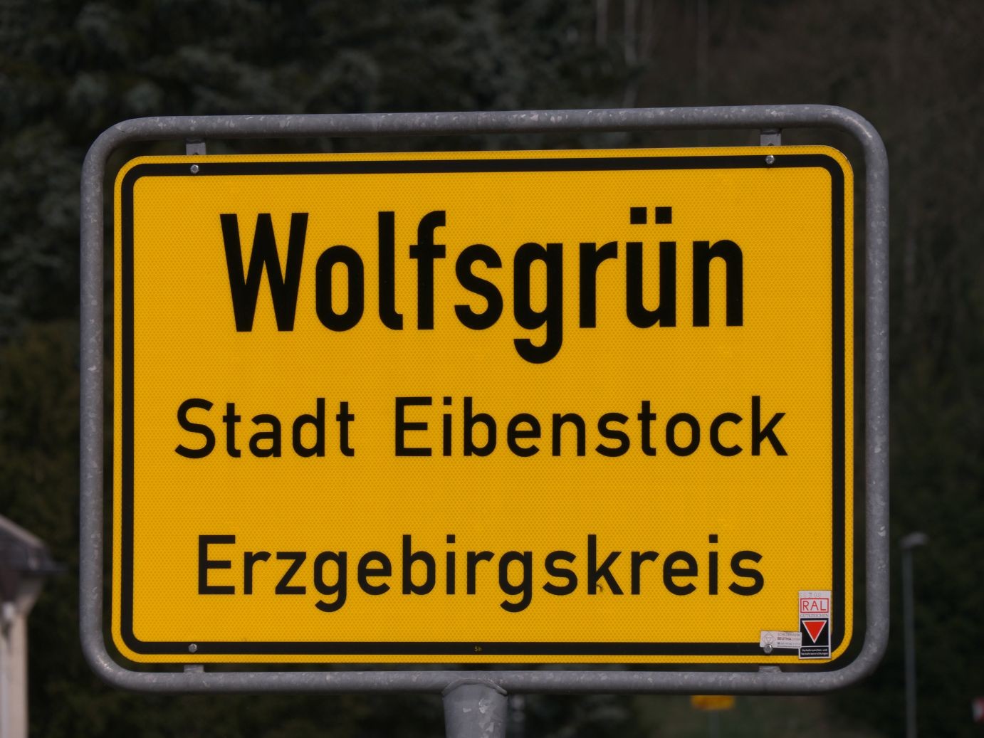 hier beginnt der gut ausgebaute Radweg auf der alten Bahntrasse