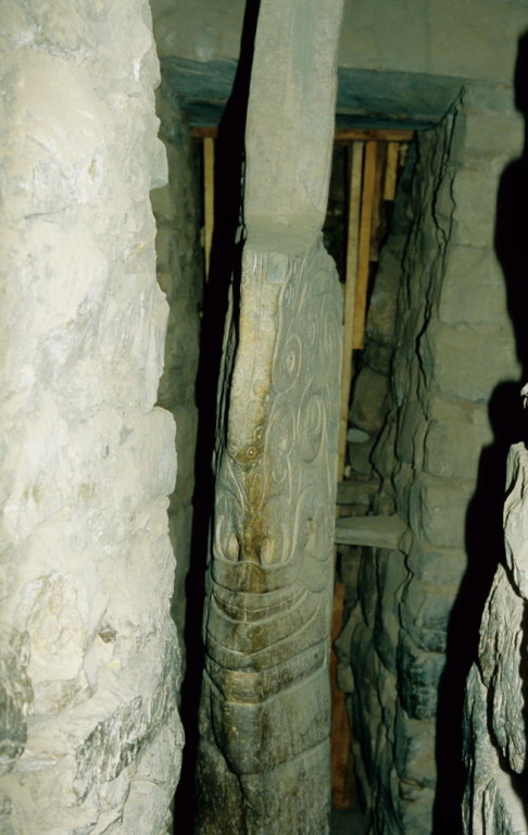 El Lanzón, die große Lanze, der Granitmonolith im Zentrum von vier unterirdischen Gängen (Complejo arqueológico Chavin de Huantar)