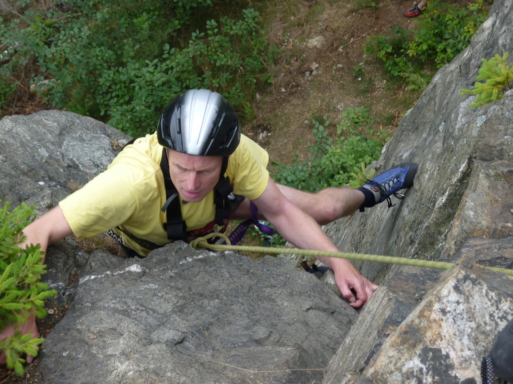 Klettern an der Teufelskanzel bei Greiz - Manfred noch weiter unten in der "Ostverschneidung II"