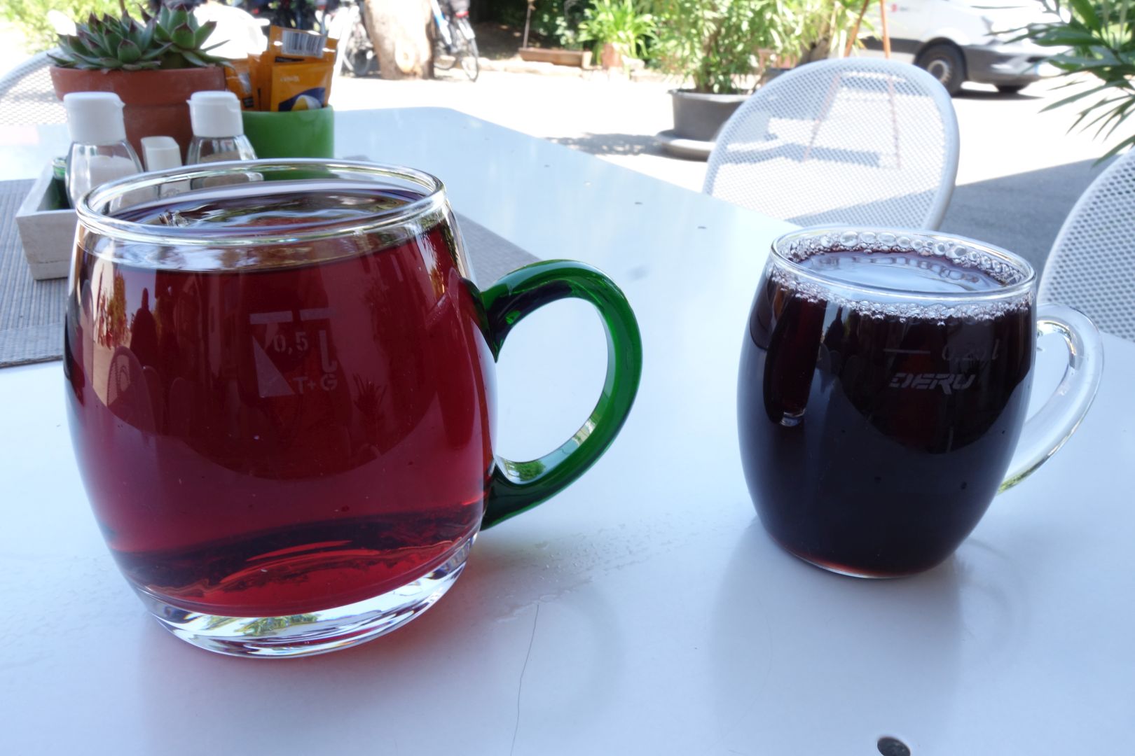 links für den Durst, rechts für den Genuss, Most und Wein