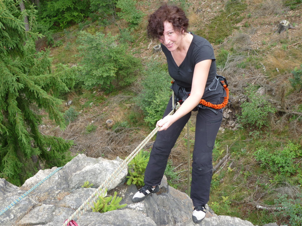 Klettern an der Teufelskanzel bei Greiz - Anja beim Abseilen