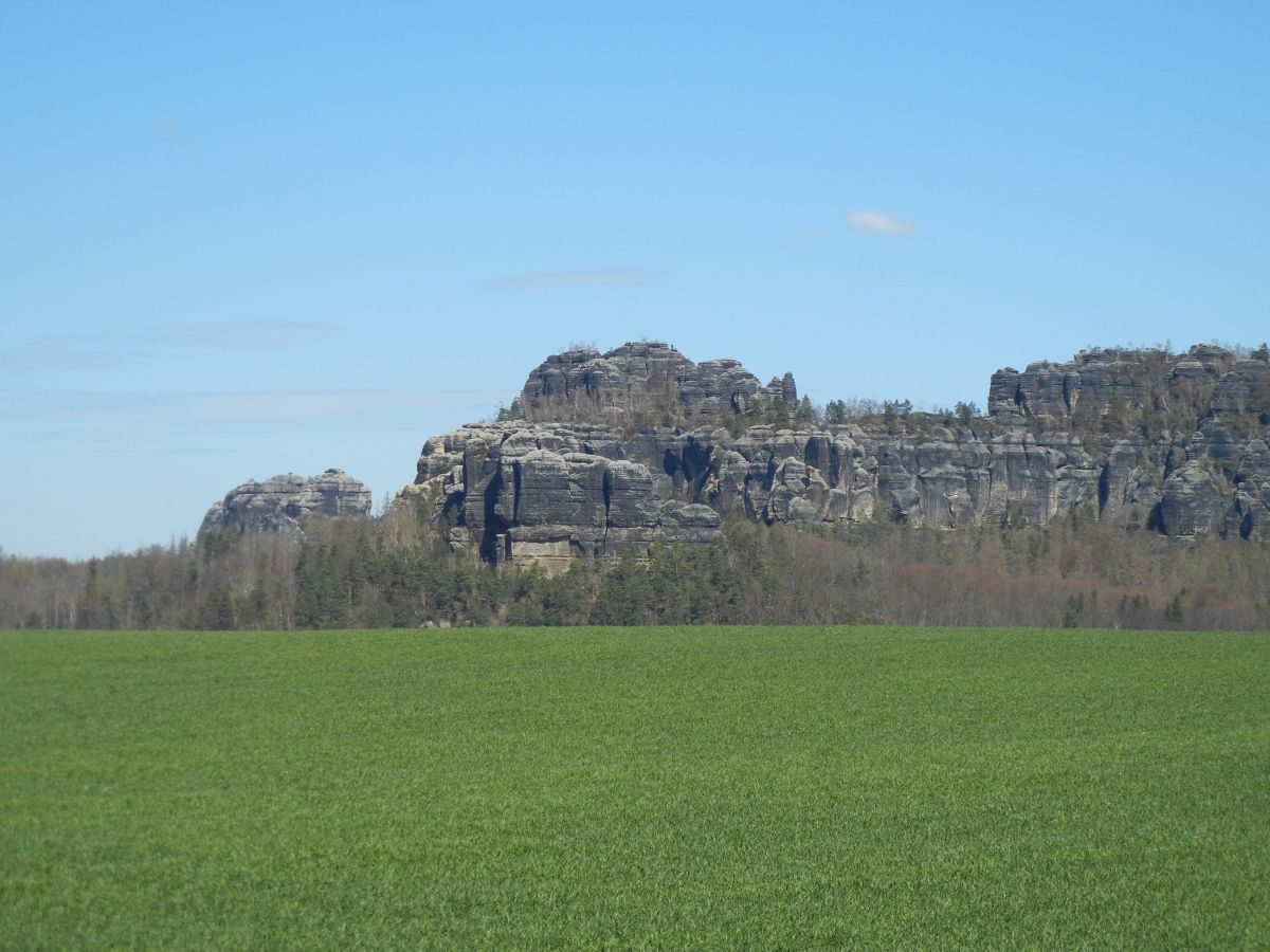 Blick auf die Schrammsteinkette von Reinhardtsdorf mit Tante und Schrammsteinaussicht (links hinten der Falkenstein)