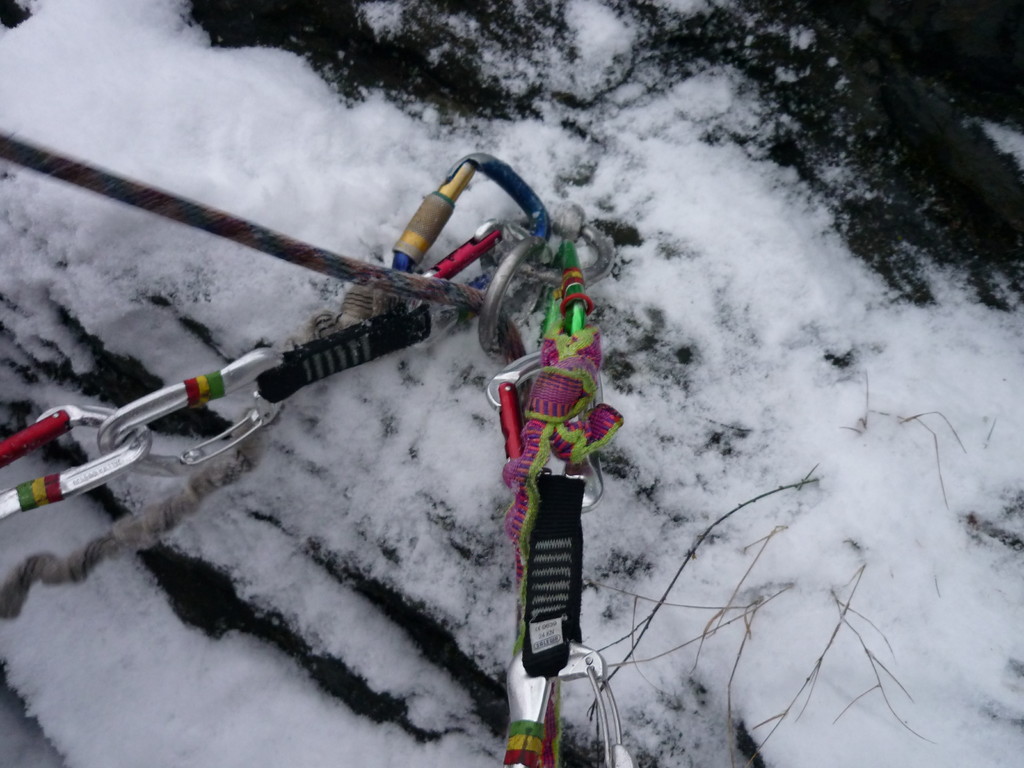 Jens findet unter dem Schnee den Ring auf dem Grat