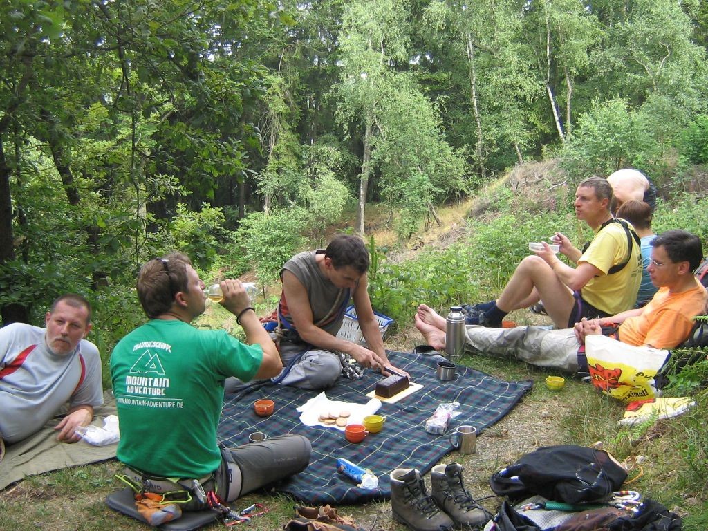 Klettern an der Teufelskanzel bei Greiz - gemütliches Kaffee trinken gehört am Sonntag dazu (Foto Th. Rahm)