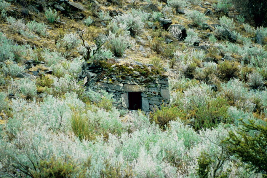 Chullpas (Grabhäuser) in der Quebrada Quilcayhuanca (Cordillera Blanca)