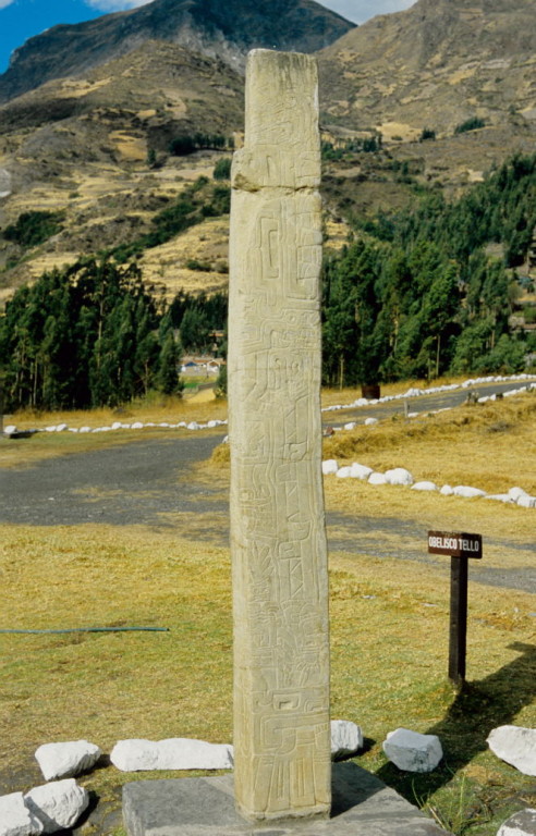 Replik des Tello - Obelisken (Complejo arqueológico Chavin de Huantar)