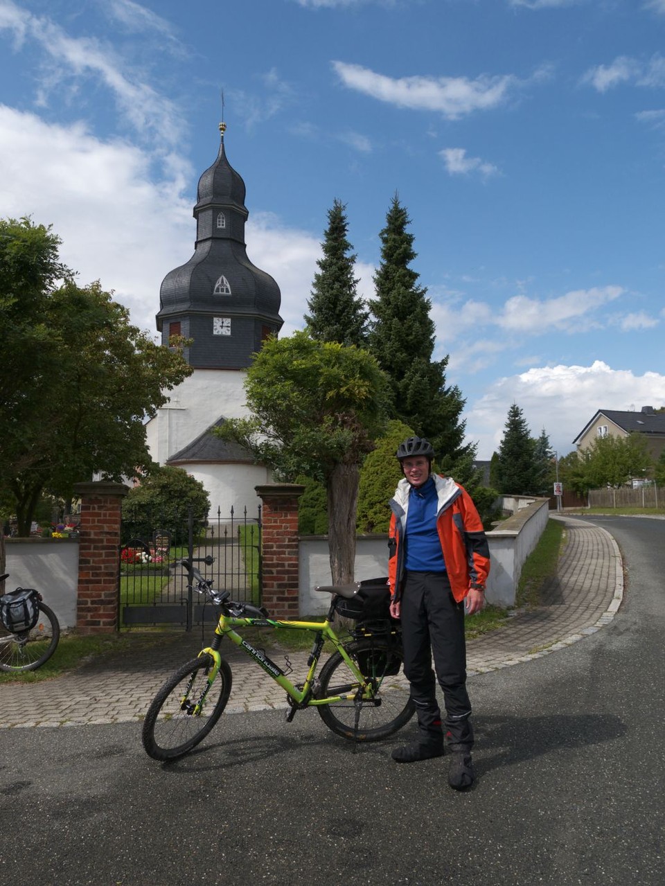 an der Kirche in Linda