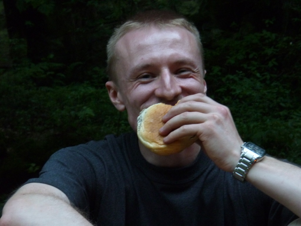 Sonnenwendfeier am Poppenstein, auch unserem Fotografen Thomas schmeckt es sichtlich