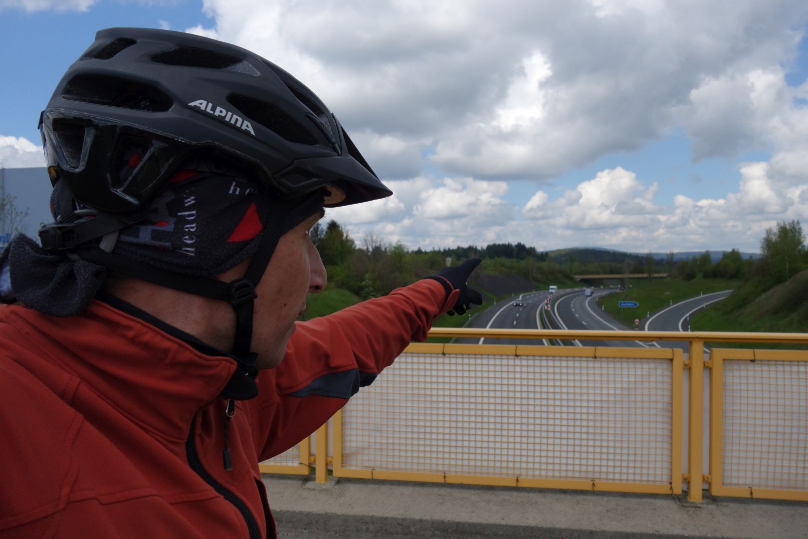 mehrmals schneidet die Autobahn die alte Bahntrasse