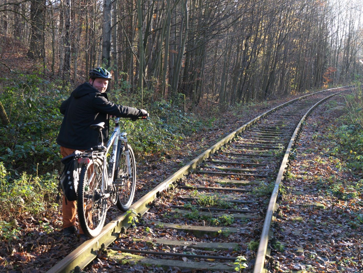 der Radweg weist die unterschiedlichsten Fahrbahnbeläge auf!