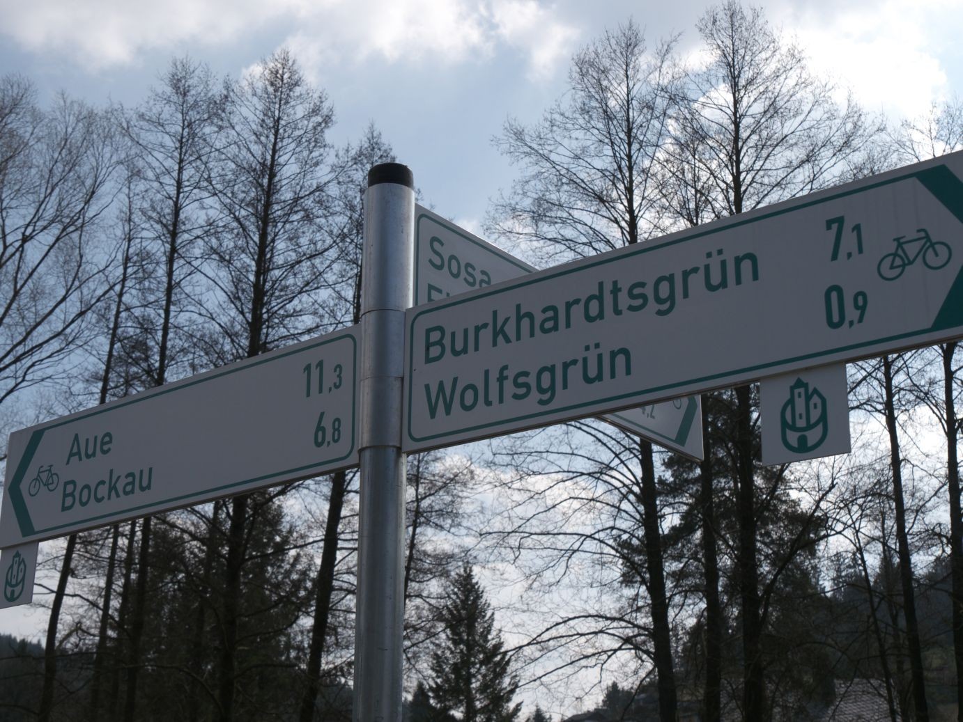 die Schilder geben einen Hinweis auf die Karlsroute, der Verbindung zwischen Egerradweg und Mulderadweg, die Ende 2014 fertigestellt sein soll