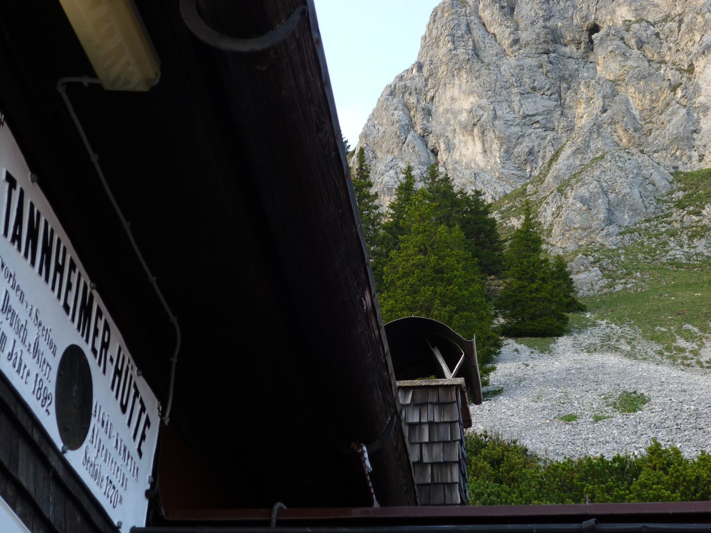 Blick von der heimeligen Tannheimer Hütte auf die Kletterfelsen