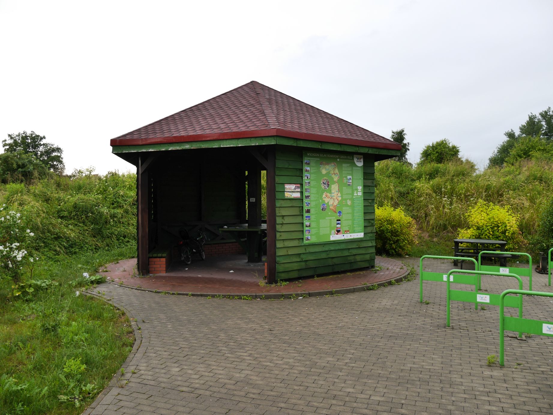 Rastplatz am Radweg "green velo" nach einem Gewitter