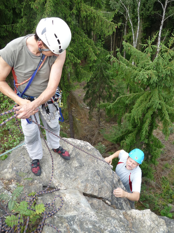 Klettern an der Teufelskanzel bei Greiz - Jens sichert Peter nach (Foto H.Bartsch)